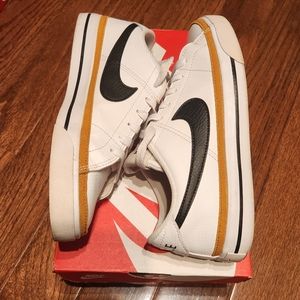 Nike Court Legacy